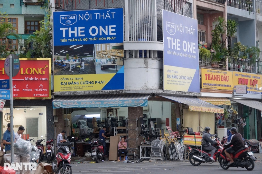 Một cửa hàng ở vị trí đắc địa trên con phố cũng rơi vào cảnh đìu hiu (Ảnh: Nguyễn Vy).