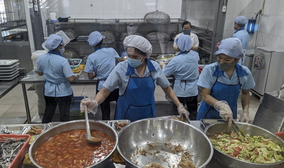 Khu bếp phục vụ bữa ăn trưa tại một công ty (Ảnh minh họa).