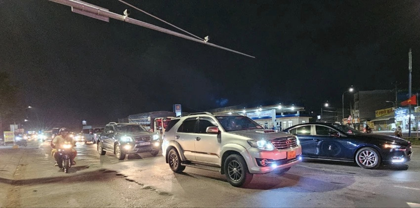 Vụ tai nạn khiến Quốc lộ 62 ùn tắc theo. Ảnh: HUỲNH DU