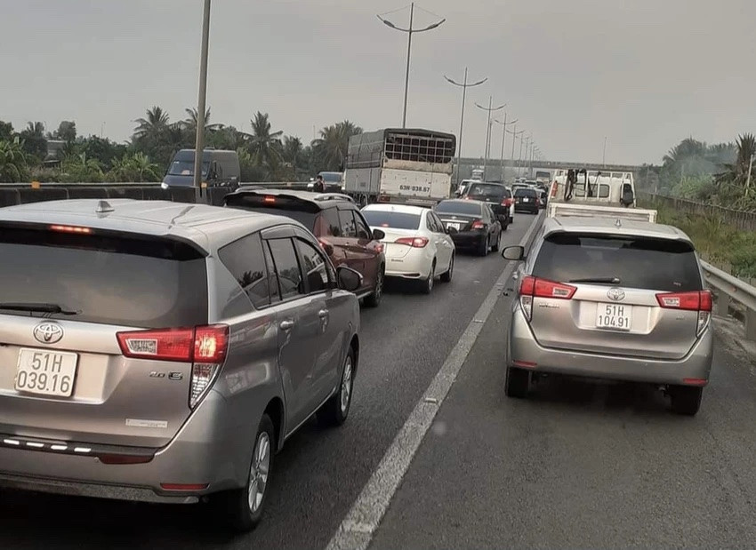 Hiện trường vụ tai nạn khiến giao thông ùn tắc kéo dài trên cao tốc TP.HCM - Trung Lương. Ảnh: CTV