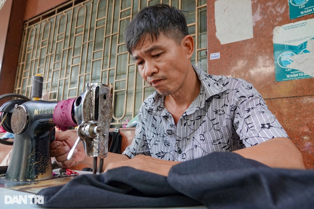 Mỗi ngày, anh Phước kiếm vài trăm nghìn đồng cho 10 giờ làm việc (Ảnh: Nguyễn Vy).