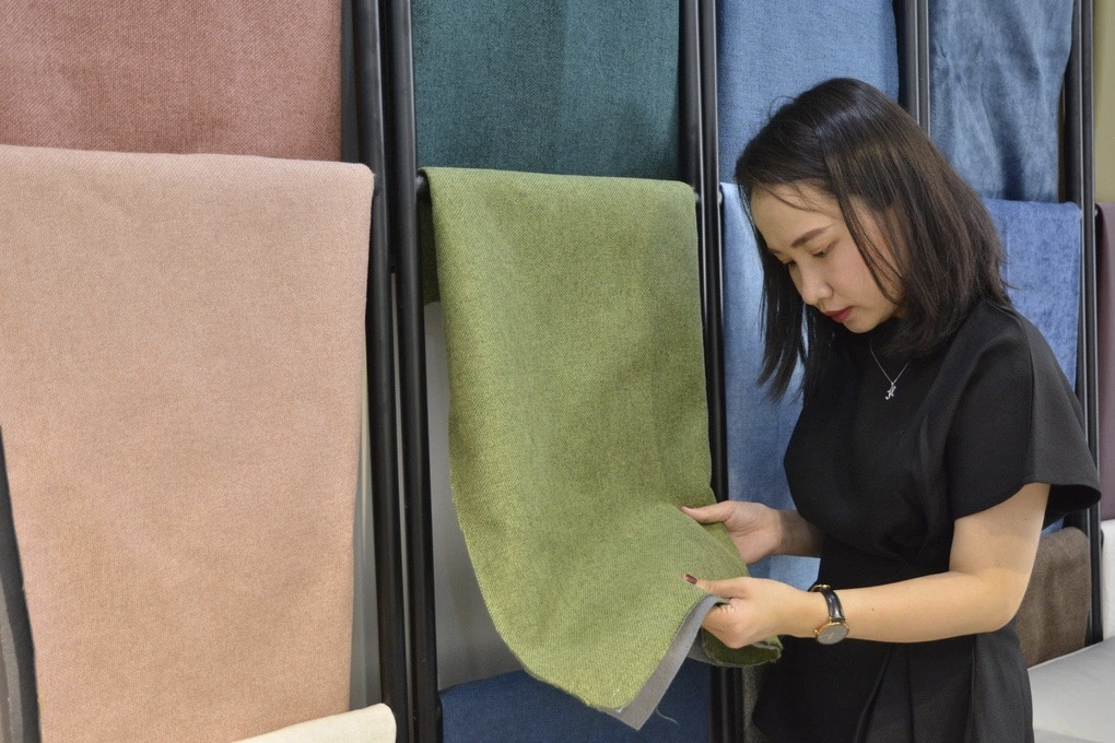 Theo bà Hằng, để thích ứng với thời điểm khó khăn, công ty phải cắt giảm nhân sự, đổi mới các sản phẩm với giá rẻ (Ảnh: Nguyễn Vy).