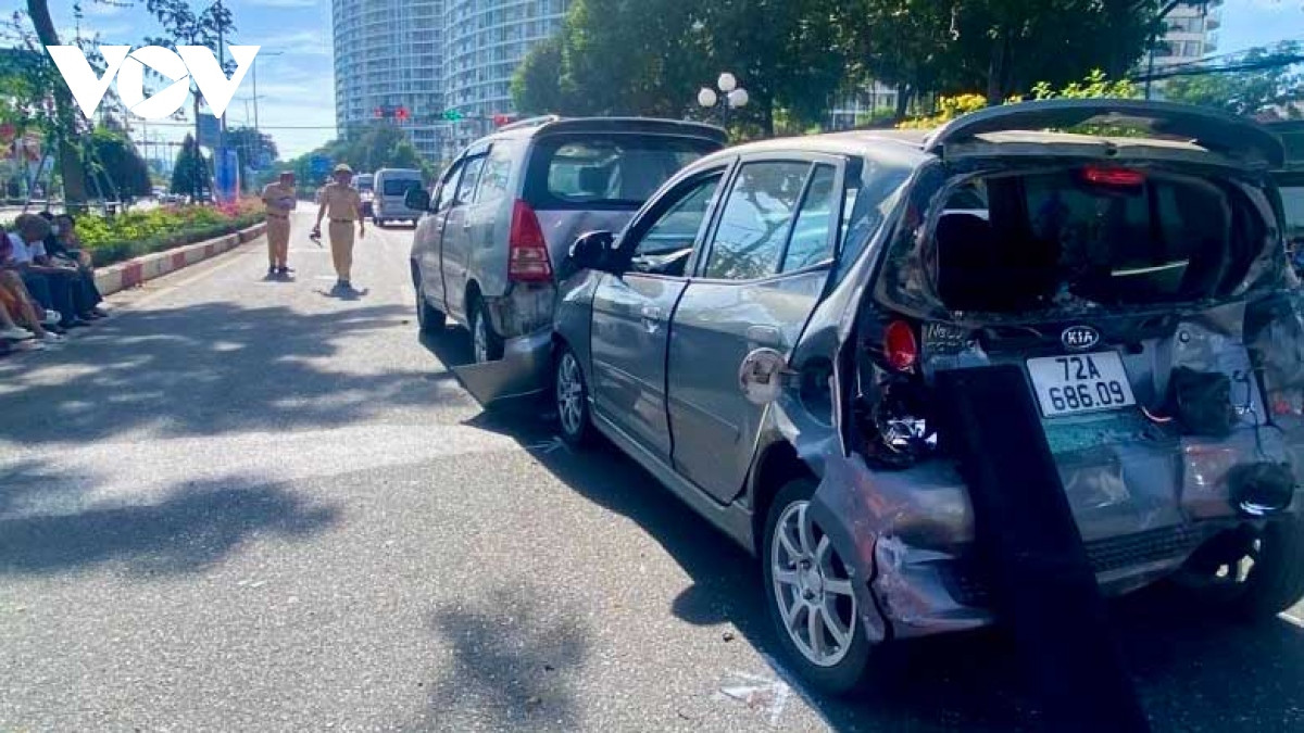 Nhiều ô tô bị hư hỏng phần đầu và đuôi xe (ảnh: TP) Nhiều ô tô bị hư hỏng phần đầu và đuôi xe (ảnh: TP)