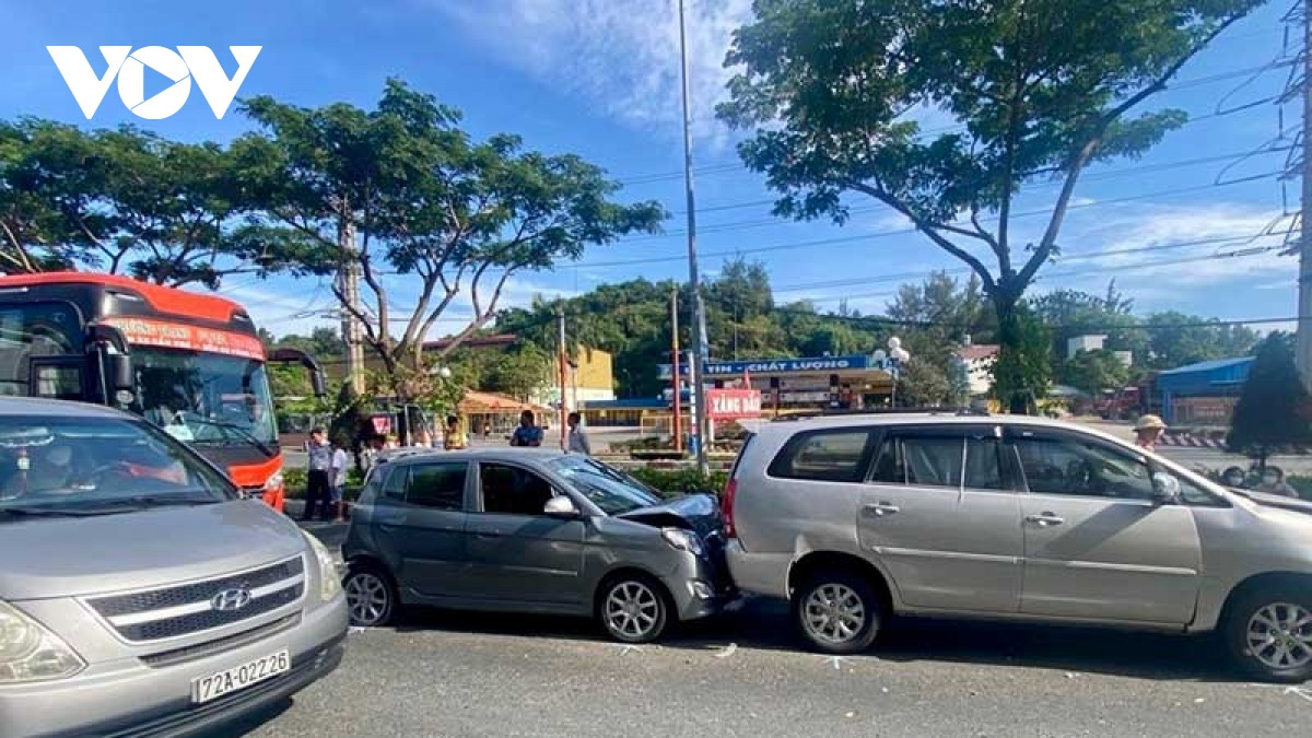 Nhiều ô tô tông nhau liên hoàn ở TP. Vũng Tàu (ảnh:TP) Nhiều ô tô tông nhau liên hoàn ở TP. Vũng Tàu (ảnh:TP)