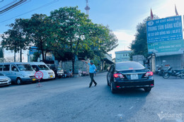 Lúc hơn 7h sáng, Trung tâm đăng kiểm xe cơ giới 60.01S đã ngừng nhận hồ sơ. Ảnh: H.A Lúc hơn 7h sáng, Trung tâm đăng kiểm xe cơ giới 60.01S đã ngừng nhận hồ sơ. Ảnh: H.A