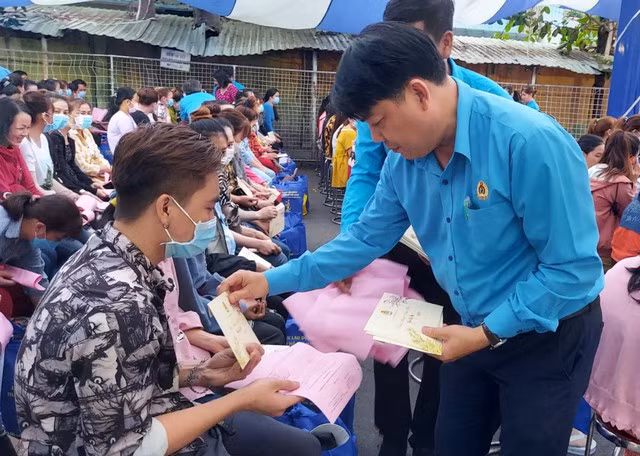 Ông Nguyễn Văn Hải, Chủ tịch LĐLĐ quận Bình Tân, TP HCM tặng quà cho công nhân khó khăn dịp Tết 2023
