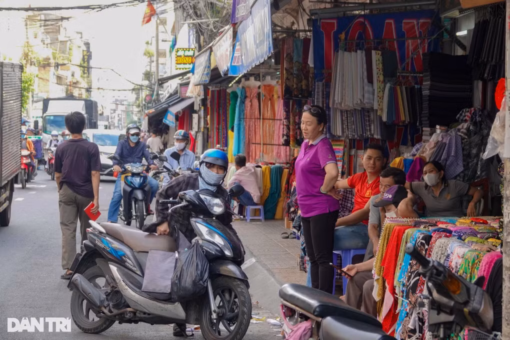Người bán đông hơn người mua (Ảnh: Nguyễn Vy). Người bán đông hơn người mua (Ảnh: Nguyễn Vy).