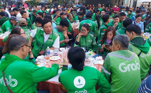 Đoàn viên Nghiệp đoàn xe ôm công nghệ tham gia Tết Sum vầy năm 2023 do LĐLĐ quận Bình Tân, TP HCM tổ chức