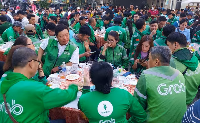 Đoàn viên Nghiệp đoàn xe ôm công nghệ tham gia Tết Sum vầy năm 2023 do LĐLĐ quận Bình Tân, TP HCM tổ chức