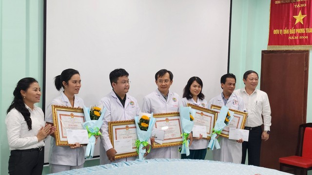 Phó Chủ tịch UBND TP HCM Dương Anh Đức cùng lãnh đạo Sở Nội vụ TP HCM trao tặng bằng khen cho 5 cá nhân trong ê-kíp phẫu thuật Phó Chủ tịch UBND TP HCM Dương Anh Đức cùng lãnh đạo Sở Nội vụ TP HCM trao tặng bằng khen cho 5 cá nhân trong ê-kíp phẫu thuật
