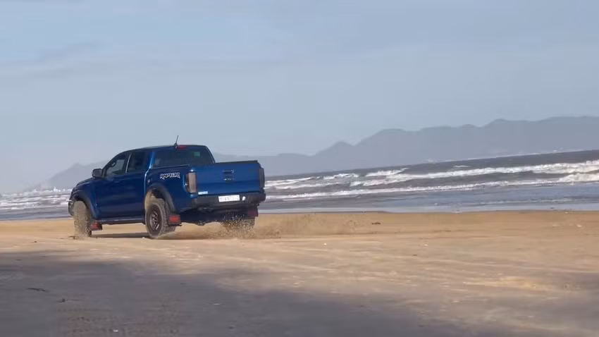 Hình ảnh ô tô Drift xe trên bãi biển Đồi Nhái, phường 11, Vũng Tàu. Ảnh cắt từ clip Hình ảnh ô tô Drift xe trên bãi biển Đồi Nhái, phường 11, Vũng Tàu. Ảnh cắt từ clip