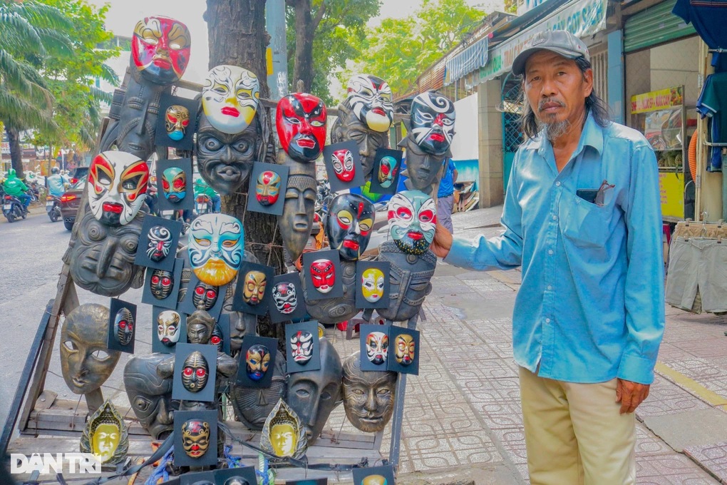 "Gánh hát" nhỏ tạo nên điểm nhấn giữa lòng thành phố (Ảnh: Bình Minh).