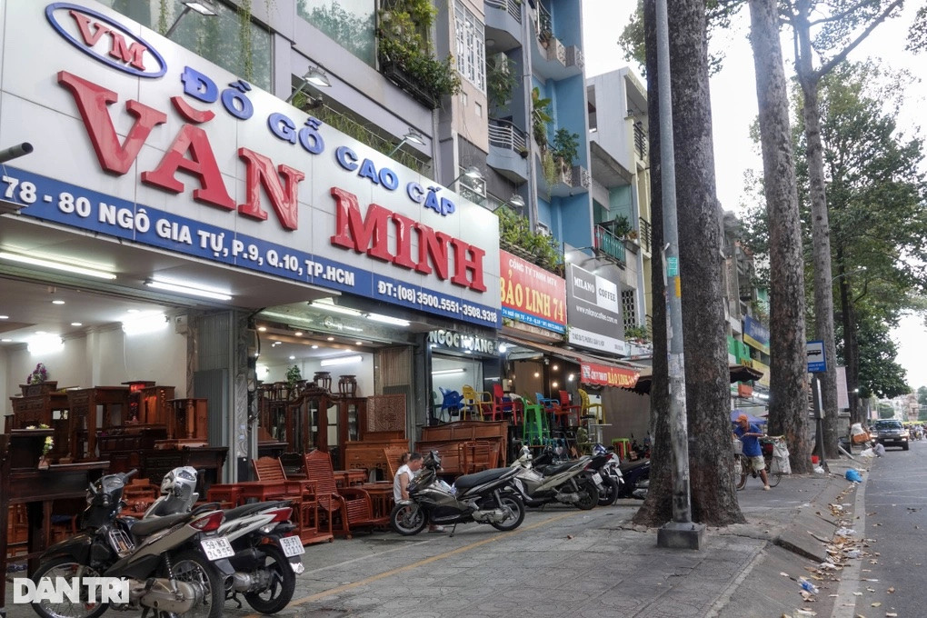 Một cửa hàng lớn ở phố chuyên doanh nội thất cũng vắng khách (Ảnh: Nguyễn Vy).