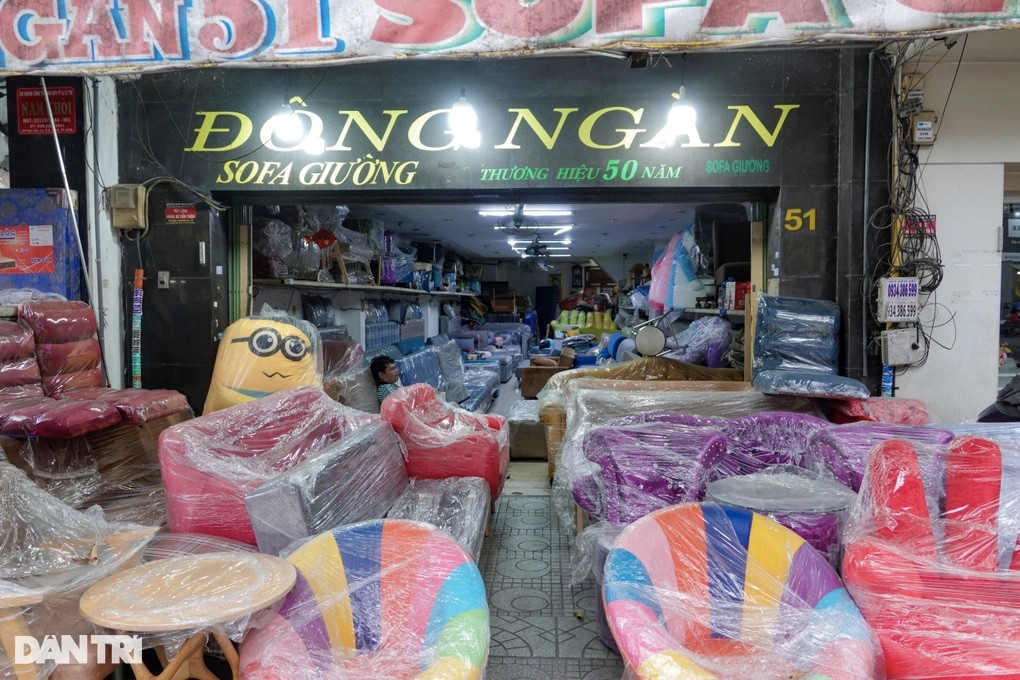 Anh Vũ ngán ngẩm khi doanh thu cửa hàng giảm 60-70%. Dù đã cận Tết, nhưng anh lại không được "bận rộn" như các năm trước (Ảnh: Nguyễn Vy).