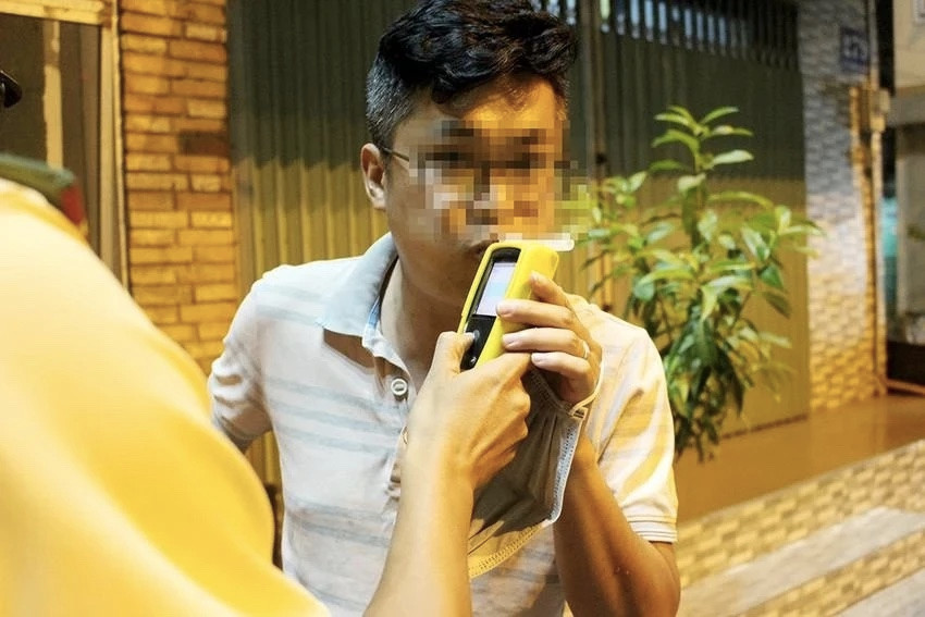 Công an TP.HCM kiểm tra nồng độ cồn. Ảnh: LÊ THOA Công an TP.HCM kiểm tra nồng độ cồn. Ảnh: LÊ THOA