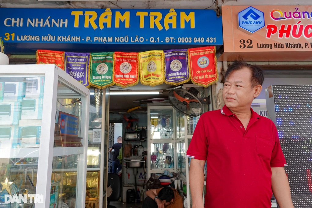 Ông Trí tiếc nuối khi tình hình kinh doanh của các tiểu thương tại đây rơi vào cảnh khó khăn (Ảnh: Nguyễn Vy).