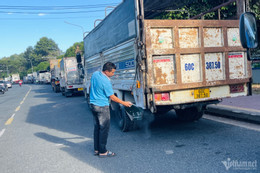 Một tài xế chỉnh trang lại phương tiện trước khi vào đăng kiểm. Ảnh: H.A Một tài xế chỉnh trang lại phương tiện trước khi vào đăng kiểm. Ảnh: H.A