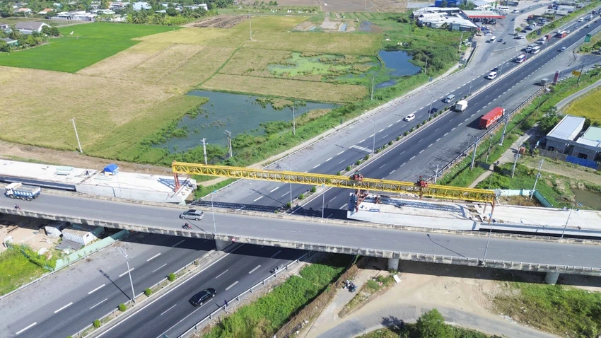 Giao thông tại khu vực công trình diễn ra bình thường, không ùn ứ. Ảnh: HUỲNH DU