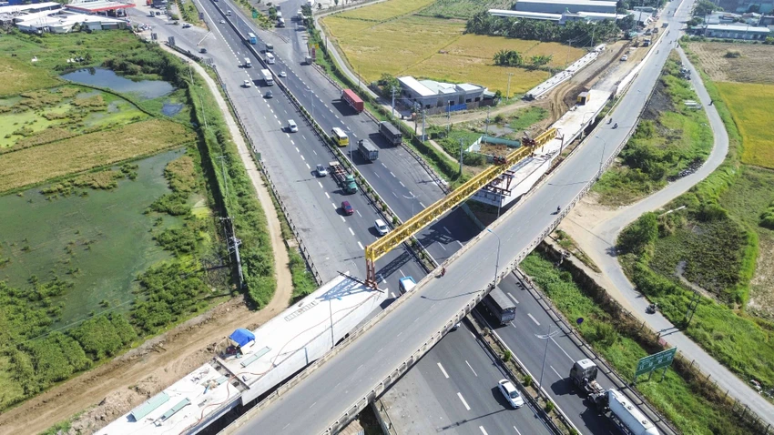 Dự án cầu vượt số 3, đơn vị thi công đang tiến hành công việc lắp dầm. Ảnh: HUỲNH DU