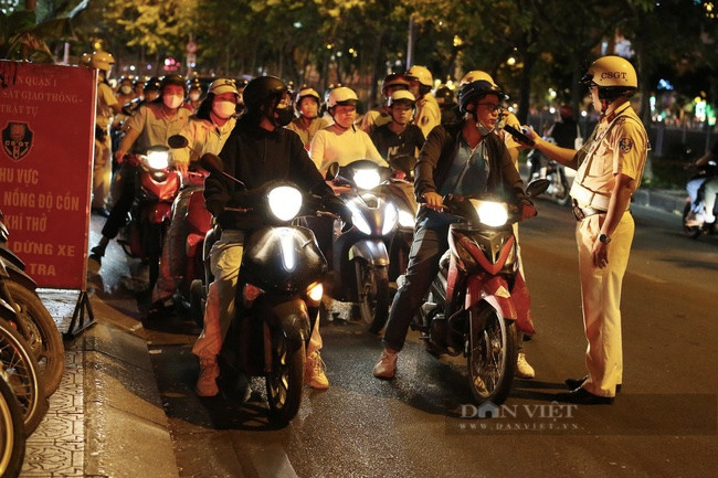 Tổ liên ngành 5 đơn vị gồm Đội CSGT - Trật tự Công an quận 3, quận 1, Bến Thành, Tuần tra dẫn đoàn, Bàn Cờ lập chốt kiểm tra nồng độ cồn trên đường Hoàng Sa (quận 1, TP.HCM). Ảnh: Chinh Hoàng