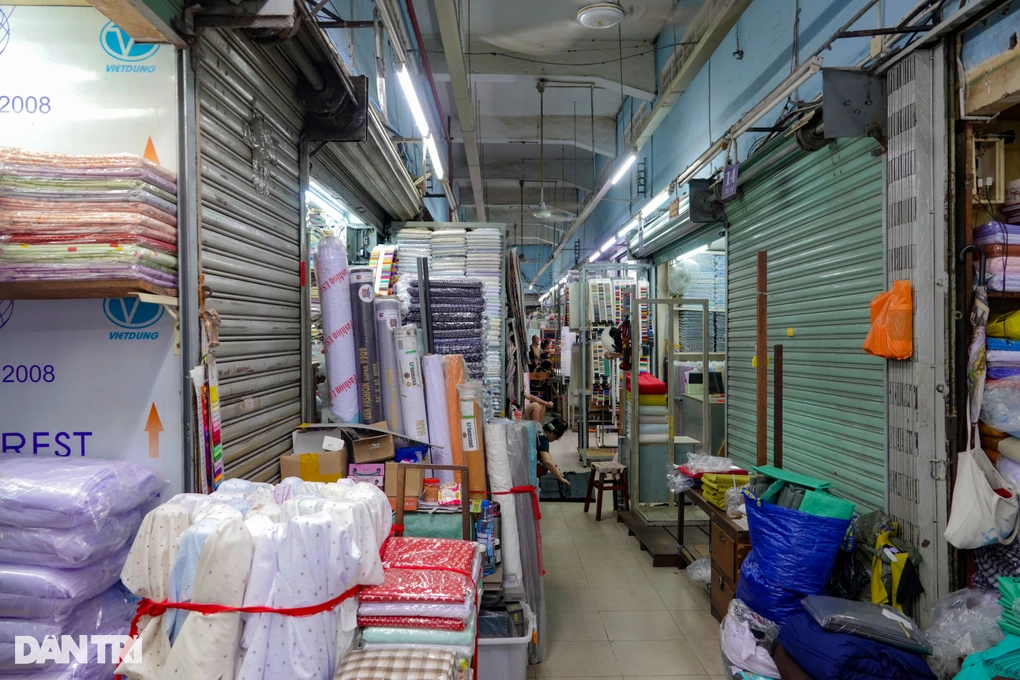 Không ít sạp đã "cửa chốt, then cài" do tiểu thương trả sạp hoặc tạm đóng cửa, về nhà bán để tiết kiệm chi phí (Ảnh: Nguyễn Vy).