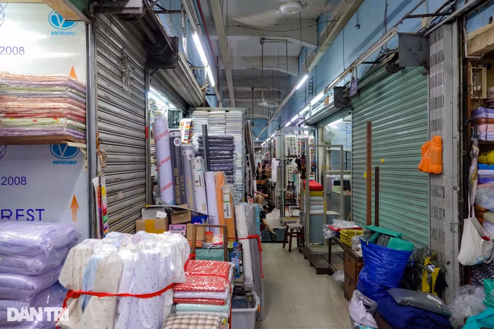 Không ít sạp đã "cửa chốt, then cài" do tiểu thương trả sạp hoặc tạm đóng cửa, về nhà bán để tiết kiệm chi phí (Ảnh: Nguyễn Vy). Không ít sạp đã "cửa chốt, then cài" do tiểu thương trả sạp hoặc tạm đóng cửa, về nhà bán để tiết kiệm chi phí (Ảnh: Nguyễn Vy).