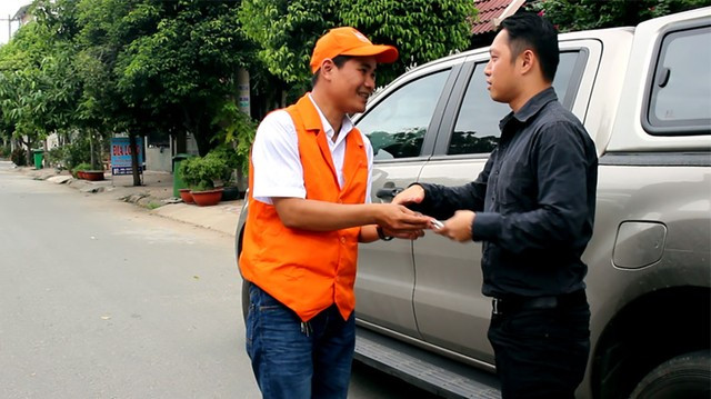 Khách hàng sau khi sử dụng rượu bia được tài xế đến lái xe hộ rước về nhà