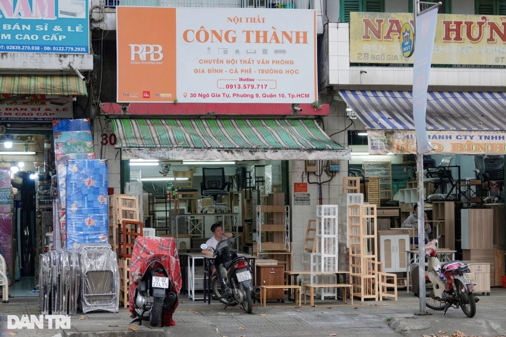 Chủ tiệm ngồi "ngáp dài", ngóng khách (Ảnh: Nguyễn Vy).