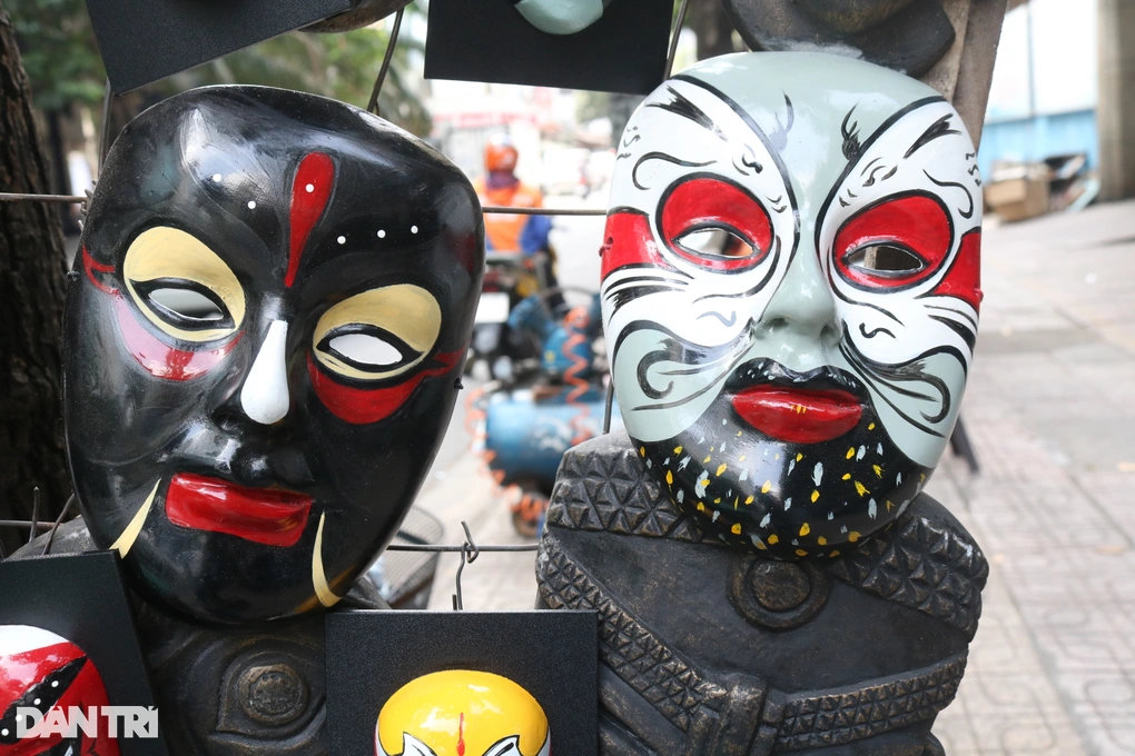 Mỗi màu sắc, chi tiết trên mặt nạ thể hiện sắc thái và tính cách của các nhân vật khác nhau (Ảnh: Bình Minh).