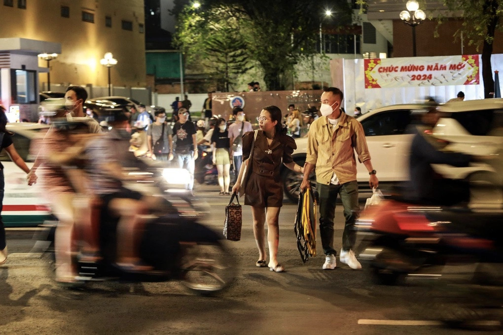 Đôi bạn trẻ ngại chen chúc đã đi bộ 7 tầng lên quán cà phê trên chung cư cũ sát phố đi bộ Nguyễn Huệ đón không khí trước thềm 2024 (Ảnh: Tâm Linh).