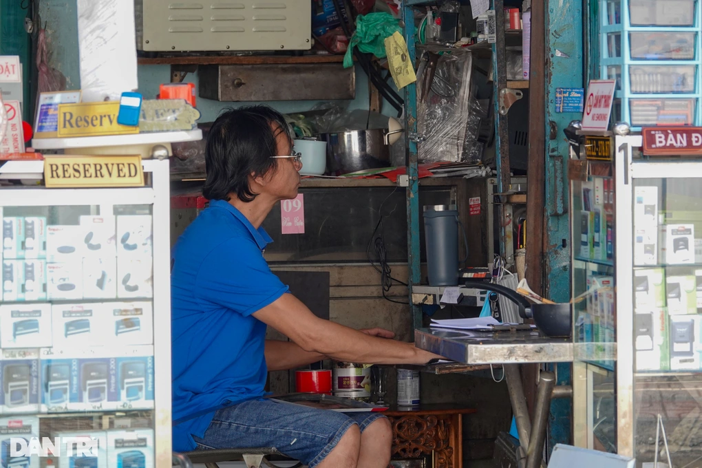 Ông Lâm buồn bã chia sẻ rằng, ông dự tính hết năm nay sẽ trả mặt bằng để đi nơi khác kinh doanh (Ảnh: Nguyễn Vy).