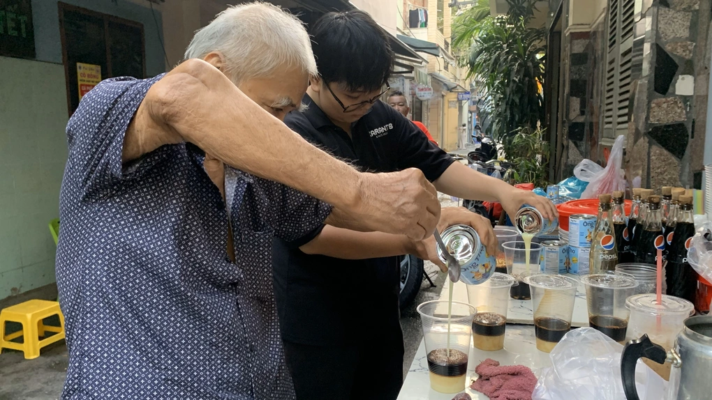 Ông Trương Nghiệp Dũng bên quầy cà phê pha thủ công đã gần 28 năm (Ảnh: Bảo Hy).