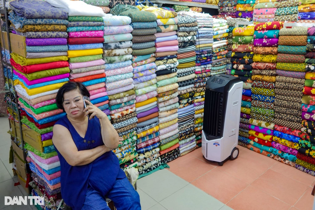 Bà Tám Tơ ngán ngẩm, e rằng việc kinh doanh không trụ nổi sang năm mới (Ảnh: Nguyễn Vy).