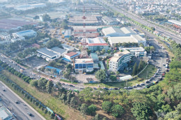 Toàn cảnh các phương tiện nối đuôi nhau xếp hàng dài khoảng 1km để chờ đăng kiểm. Ảnh: H.A Toàn cảnh các phương tiện nối đuôi nhau xếp hàng dài khoảng 1km để chờ đăng kiểm. Ảnh: H.A