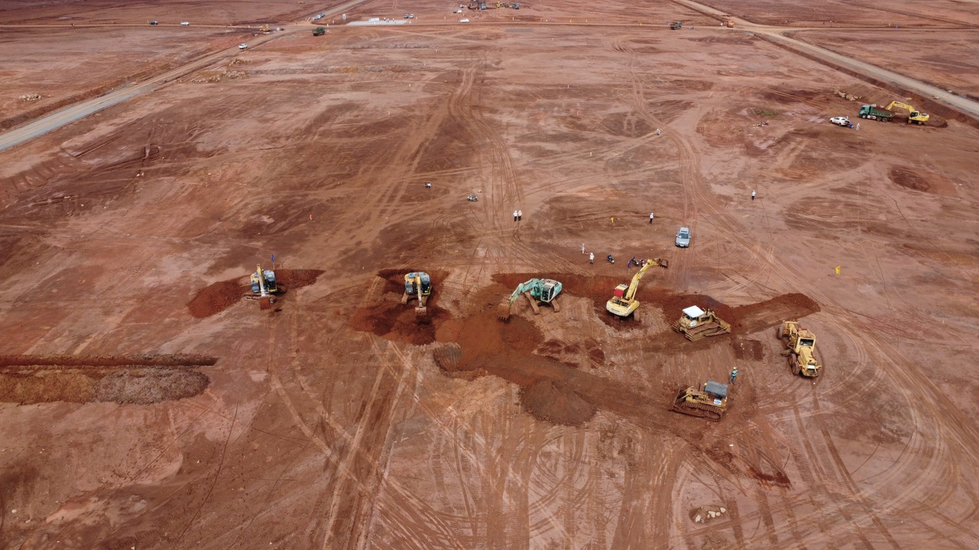 Hiện tại, trên công trường sân bay Long Thành, nhân lực, máy móc đang được huy động để thi công nhiều hạng mục chính như nhà ga hành khách, san nền thoát nước, đường lăn, đường băng sân đỗ...