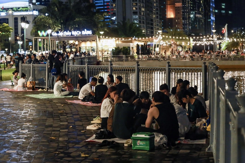 Tuyên và Tuyết có mặt tại điểm ngắm pháo hoa ven sông Sài Gòn từ 19h (Ảnh: Tâm Linh).