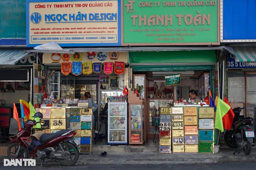 Tiểu thương ngồi ngóng khách trong ngày đầu tuần (Ảnh: Nguyễn Vy).