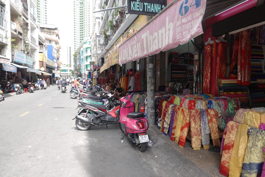 Dù cùng nằm ở mặt tiền, nhiều cửa hàng tại chợ vải vẫn vắng khách (Ảnh: Nguyễn Vy).