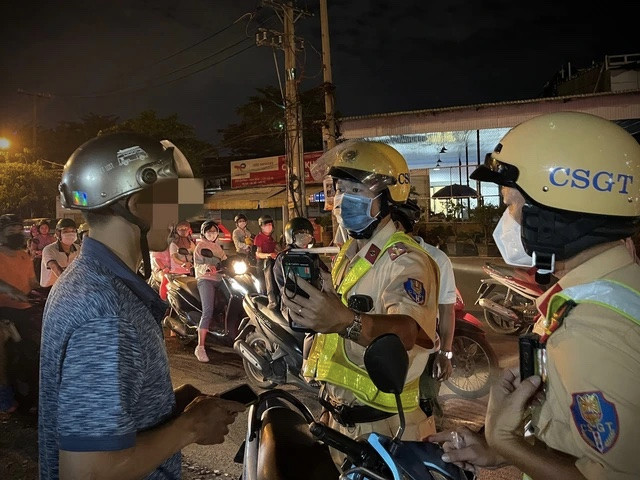 CSGT TPHCM kiểm tra nồng độ cồn người điều khiển phương tiện toàn thành phố