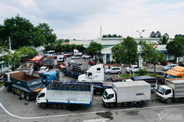 Các phương tiện xếp hàng chờ đến lượt đăng kiểm tại Trung tâm đăng kiểm xe cơ giới 60.05D. Ảnh: H.A Các phương tiện xếp hàng chờ đến lượt đăng kiểm tại Trung tâm đăng kiểm xe cơ giới 60.05D. Ảnh: H.A