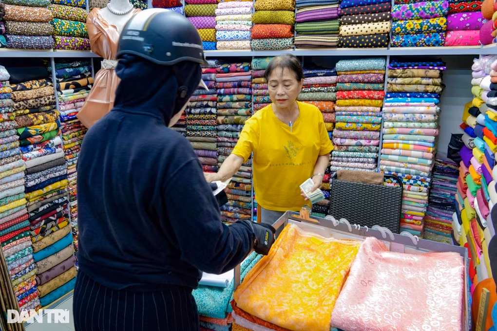 Từ bán sỉ, đơn hàng giá trị hàng chục triệu đồng, bà Hoa Dũng giờ đây chấp nhận bán lẻ, đơn hàng chỉ vài triệu đồng (Ảnh: Nguyễn Vy). Từ bán sỉ, đơn hàng giá trị hàng chục triệu đồng, bà Hoa Dũng giờ đây chấp nhận bán lẻ, đơn hàng chỉ vài triệu đồng (Ảnh: Nguyễn Vy).