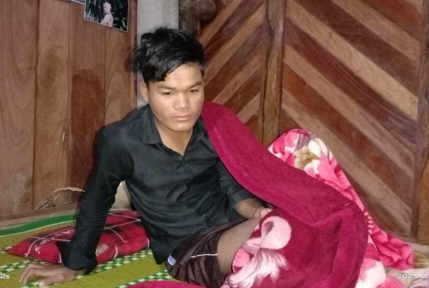 Em Hồ Văn Kiều bị trâu tấn công rách đùi. ảnh H.L.