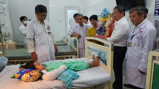 Phó Chủ tịch UBND TP HCM Dương Anh Đức đến thăm hỏi, tặng quà và động viên gia đình bé O. Phó Chủ tịch UBND TP HCM Dương Anh Đức đến thăm hỏi, tặng quà và động viên gia đình bé O.