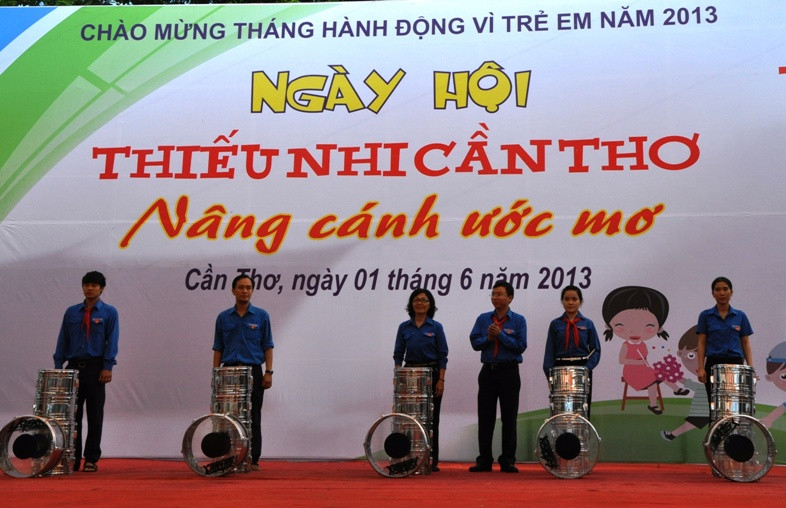 Anh Đặc Quốc Toàn, Bí thư TƯ Đoàn trao 5 bộ trống nghi thức đội cho các liên đội còn gặp khó khăn ở TP Cần Thơ