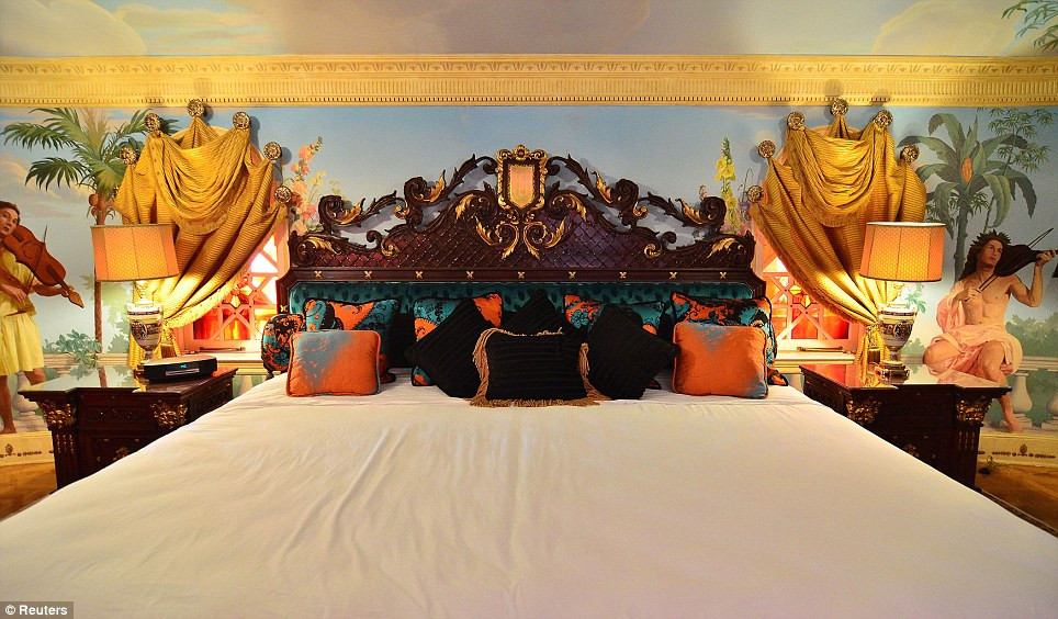 Giường ngủ lớn. Ảnh: Reuters