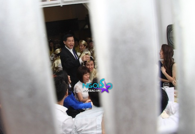 Bố của Louis Nguyễn đang nâng ly