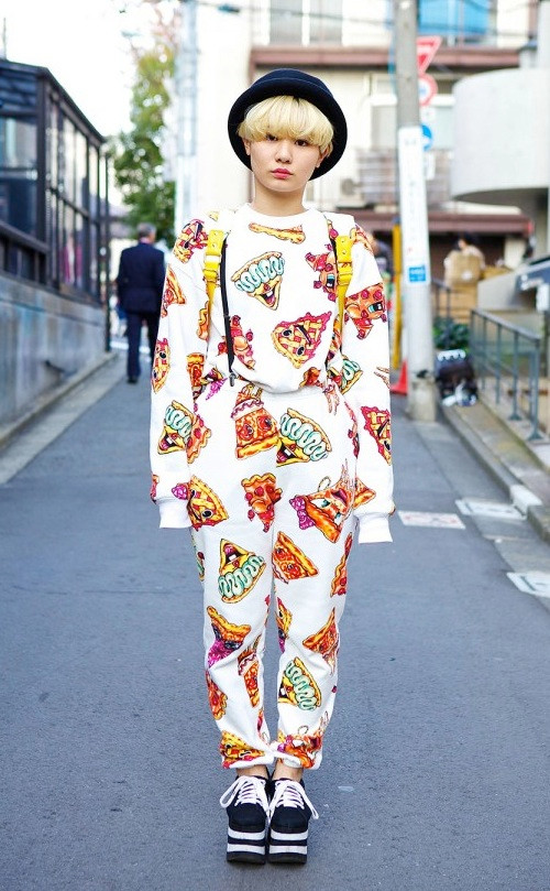 Cô bạn Chasu, 19 tuổi, sinh viên trường Đại Học Thời Trang Bunka thật nổi bật với nguyên cây in hình hoạ tiết pizza của hãng Joyrich x Malcolm Stuart. Phụ kiện của cô nàng gồm giày bánh mì của Jeffrey Campbell và mũ nấm