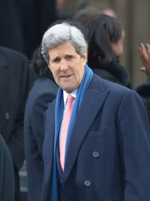 Thượng nghị sĩ John Kerry tới dự lễ nhậm chức của ông Obama. Kerry là người được Obama chọn để thay thế bà Hillary Clinton trong vai trò ngoại trưởng Mỹ