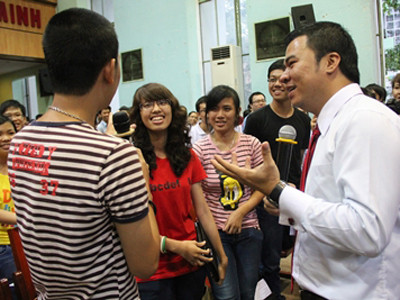 Tân SV trường Đh Kinh tế TPHCM thử tìm những điểm khác biệt của người bên cạnh so với vài giây trước. Đó là bài tập nhìn ra sự khác biệt- một yếu tố giúp các bạn thành công