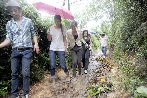 Vượt bùn lầy đi từ thiện. Vượt bùn lầy đi từ thiện.